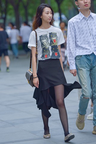 街拍黑丝女孩儿