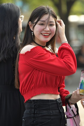街拍微胖的红衣美眉