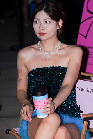 抹胸裙美女